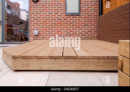 Neu gebaute Holzterrasse im Hinterhof. Stockfoto