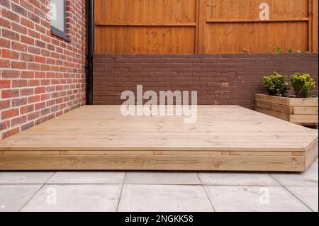 Neu gebaute Holzterrasse im Hinterhof. Stockfoto