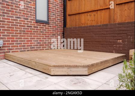 Neu gebaute Holzterrasse im Hinterhof. Stockfoto