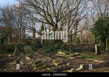 Der alte Friedhof in der Kirche St. Mary Magdalena, East Ham, im Londoner East End Stockfoto
