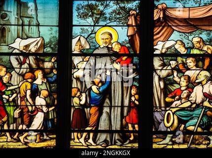 Der St. Vincent de Paul versammelt sich mit den Töchtern von Charity verlassene Kinder, Buntglasfenster Stockfoto