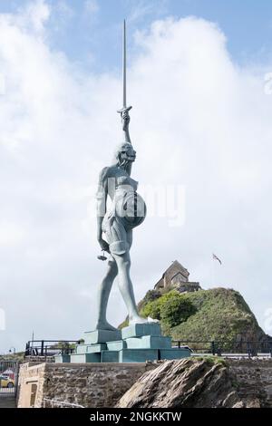 Die Statue Verity aus Edelstahl und Bronze von Damien Hirst, die am Eingang zum Hafen Ilfracombe, Großbritannien, steht. Stockfoto