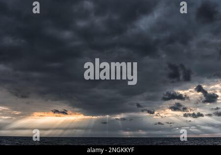 Wolkiger Himmel über der Ostsee in Lettland. Europa. Wunderschönes abendliches Sonnenlicht im Wasser. Erstaunliche Natur. Stockfoto