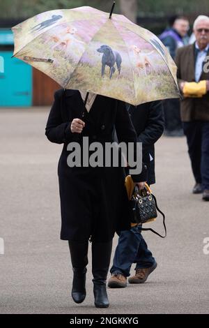 Ascot, Berkshire, Großbritannien. 18. Februar 2023. Rennfahrer, die an einem langweiligen Tag mit leichtem Nieselregen zu einem anstrengenden Tag bei Betfair Chase Raceday auf der Rennbahn Ascot ankommen. Kredit: Maureen McLean/Alamy Live News Stockfoto