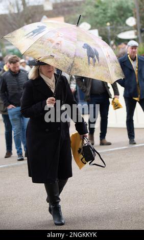 Ascot, Berkshire, Großbritannien. 18. Februar 2023. Rennfahrer, die an einem langweiligen Tag mit leichtem Nieselregen zu einem anstrengenden Tag bei Betfair Chase Raceday auf der Rennbahn Ascot ankommen. Kredit: Maureen McLean/Alamy Live News Stockfoto