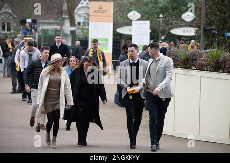 Ascot, Berkshire, Großbritannien. 18. Februar 2023. Rennfahrer, die an einem langweiligen Tag mit leichtem Nieselregen zu einem anstrengenden Tag bei Betfair Chase Raceday auf der Rennbahn Ascot ankommen. Kredit: Maureen McLean/Alamy Live News Stockfoto