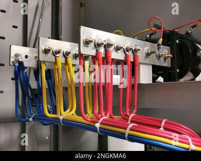 Dreiphasige einadrige Kabelverbindung in Niederspannungsschalttafel. Stockfoto