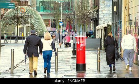 Glasgow, Schottland, Vereinigtes Königreich 18. Februar 2023. UK Weather: dixon Street mit St. enoch Square U-Bahn nass, da Regenschirme über dem Stadtzentrum wachsen. Credit Gerard Ferry/Alamy Live News Stockfoto