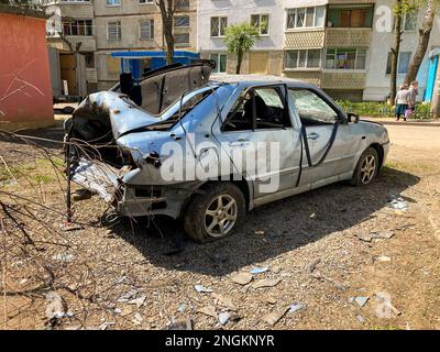 CHARKIV, UKRAINE - 08. Mai 2022: Verbrannte und kaputte Autos. Krieg in der Ukraine 2022. Russische Raketen in Charkiv Ukraine. Russische Aggression, Konflikt. Russ Stockfoto