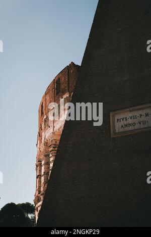 Das berühmte Kolosseum steht hoch und spiegelt die antike römische Zivilisation wider Stockfoto