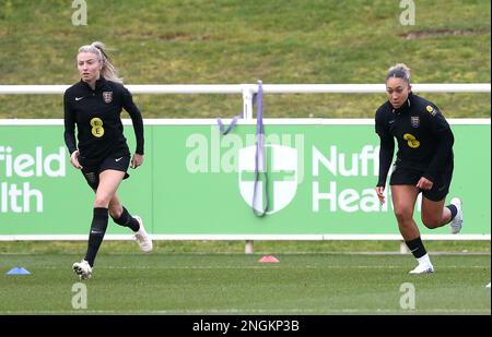 Leah Williamson (links) aus England und Lauren James während eines Trainings in St. George's Park, Burton-upon-Trent. Foto: Samstag, 18. Februar 2023. Stockfoto