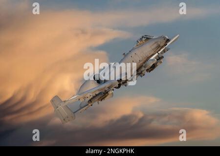 A-10 Thunderbolt II. Bewaffneter Kampfflugjet mit Raketen und Bomben auf einer Kampfmission. A10 Warthog-Doppeltriebwerke greifen den Militärjet an Stockfoto