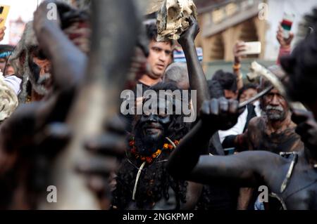 Prayagraj, Indien. 18/02/2023, indische Anhänger treten auf, während sie anlässlich des Hindu-Festivals Mahashivratri in Prayagraj, Indien, an einer religiösen Prozession teilnehmen. Kredit: Anil Shakya/Alamy Live News Stockfoto