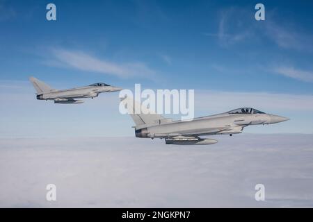 Taifun, Kampfjet im Flug. Actionfoto eines bewaffneten militärischen Abfangflugzeugs von Fast Jet auf einer Kampfmission Stockfoto