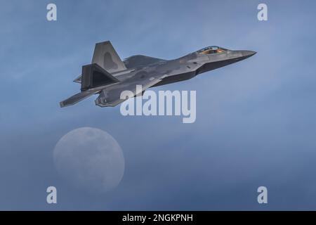 F-22 Raptor bewaffneter Kampfflugzeug auf Kampfmission. F22 Raptor-Kampfflugzeug fliegt vor dem Mond, bewaffnet mit Seitenwindern und Raketen. Stockfoto