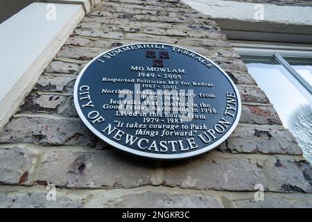 Blaue Plakette in Newcastle Upon Tyne, Großbritannien, zum Gedenken an den britischen Politiker Mo Mowlam, der Gespräche führte, die zum Karfreitagsabkommen führten. Stockfoto