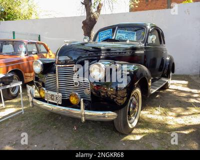 Altes schwarzes 1940 Chevrolet Chevy Master 85 Business Coupé von GM in einem Park. Chromes. Kühlergrill. 2022 AAA Oldtimer-Show. Stockfoto