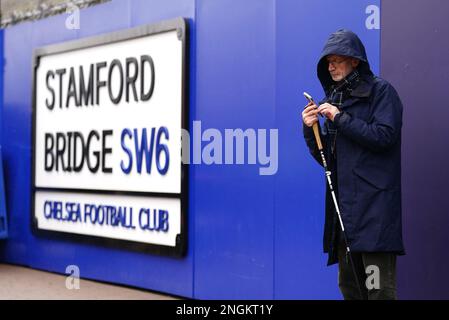 Fans kommen zum Premier League-Spiel auf der Stamford Bridge, London. Foto: Samstag, 18. Februar 2023. Stockfoto