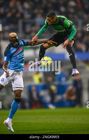 Victor Osimhen (Neapel)Ruan Tressoldi (Sassuolo) Während des Spiels der italienischen „Serie A“ zwischen Sassuolo 0-2 Napoli im Mapei-Stadion am 17. Februar 2023 in Reggio Emilia, Italien. (Foto: Maurizio Borsari/AFLO) Stockfoto