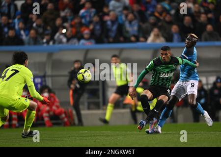 Victor Osimhen (Neapel)Ruan Tressoldi (Sassuolo) Während des Spiels der italienischen „Serie A“ zwischen Sassuolo 0-2 Napoli im Mapei-Stadion am 17. Februar 2023 in Reggio Emilia, Italien. (Foto: Maurizio Borsari/AFLO) Stockfoto