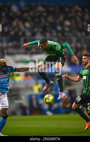 Victor Osimhen (Neapel)Ruan Tressoldi (Sassuolo)Martin Erlic (Sassuolo) Während des Spiels der italienischen „Serie A“ zwischen Sassuolo 0-2 Napoli im Mapei-Stadion am 17. Februar 2023 in Reggio Emilia, Italien. (Foto: Maurizio Borsari/AFLO) Stockfoto