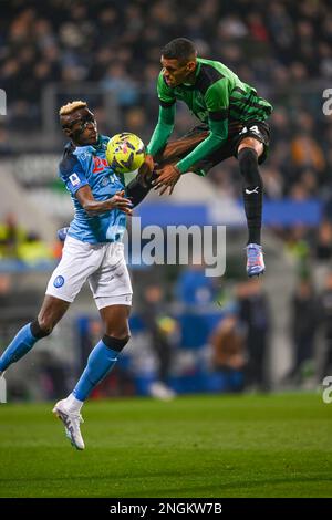 Victor Osimhen (Neapel)Ruan Tressoldi (Sassuolo) Während des Spiels der italienischen „Serie A“ zwischen Sassuolo 0-2 Napoli im Mapei-Stadion am 17. Februar 2023 in Reggio Emilia, Italien. (Foto: Maurizio Borsari/AFLO) Stockfoto