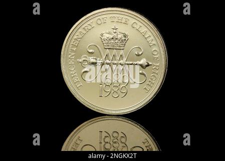 Die Rückseite einer 1989 £2-Dollar-Münze zum Gedenken an den Zwölfzigerfeier der Rechtsforderung Stockfoto