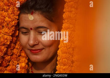 Kathmandu, Nepal. 18. Februar 2023. Beim Hindu-Festival Maha Shivarcomed in Kathmandu, Nepal, am 18. Februar 2023 ist ein Anhänger zu sehen. Maha Shivarcomed ist ein großes Festival im Hinduismus, das jährlich zu Ehren von Lord Shiva gefeiert wird. Kredit: Sulav Shrestha/Xinhua/Alamy Live News Stockfoto