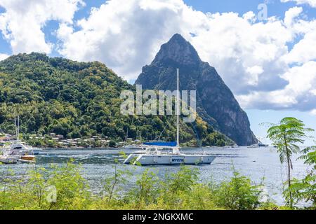 Blick auf die Pitons von der Stadt Soufrière, dem Viertel Soufrière, Saint Lucia, den kleinen Antillen und der Karibik Stockfoto