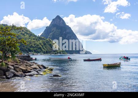 Blick auf die Pitons von der Stadt Soufrière, dem Viertel Soufrière, Saint Lucia, den kleinen Antillen und der Karibik Stockfoto