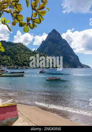 Blick auf die Pitons vom Strand von Soufrière, dem Viertel Soufrière, Saint Lucia, den kleinen Antillen und der Karibik Stockfoto