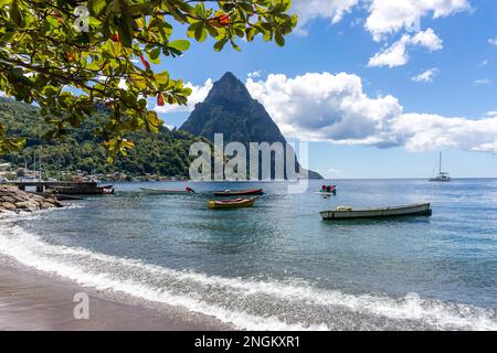 Blick auf die Pitons vom Strand von Soufrière, dem Viertel Soufrière, Saint Lucia, den kleinen Antillen und der Karibik Stockfoto