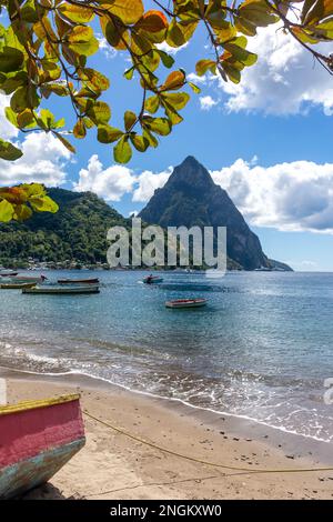 Blick auf die Pitons vom Strand von Soufrière, dem Viertel Soufrière, Saint Lucia, den kleinen Antillen und der Karibik Stockfoto