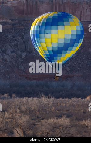 Heißluftballon in der Nähe von Bluff, Utah Stockfoto