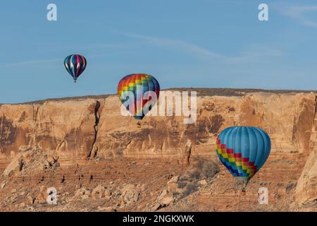 3 Heißluftballons in der Nähe von Bluff, Utah Stockfoto