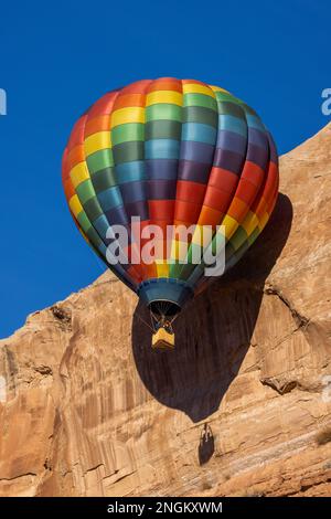 Heißluftballon in der Nähe von Bluff, Utah Stockfoto