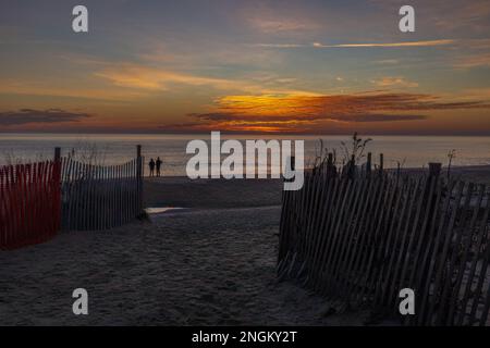 2 Personen bei Sonnenaufgang, Rehoboth Beach, Delaware Stockfoto