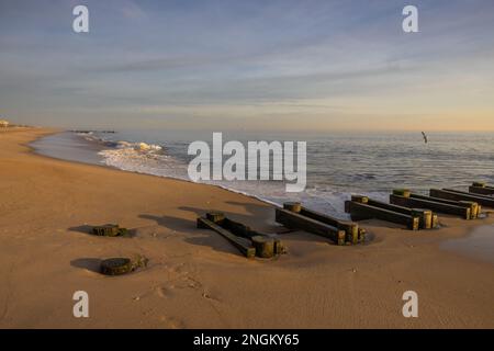 Sonnenaufgang entlang des Wellenbrechers am Rehoboth Beach, Delaware Stockfoto