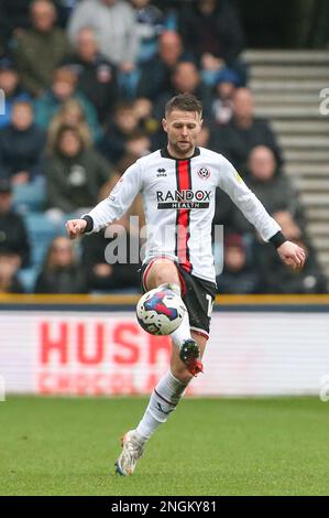 London, Großbritannien. 18. Februar 2023. Oliver Norwood #16 von Sheffield United kontrolliert den Ball während des Sky Bet Championship-Spiels Millwall gegen Sheffield United im The Den, London, Großbritannien, 18. Februar 2023 (Foto von Arron Gent/News Images) in London, Großbritannien, am 2./18. Februar 2023. (Foto: Arron Gent/News Images/Sipa USA) Guthaben: SIPA USA/Alamy Live News Stockfoto