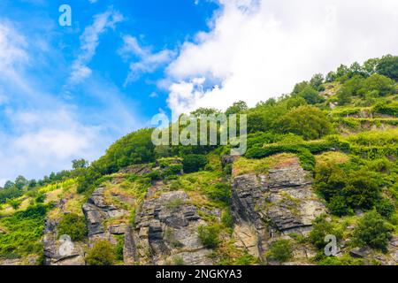 Felsen in der Nähe des Rheins in Loreley, Rhein-Lahn-Kreis, Rheinland-Pfalz, Rheinland-Pfalz, Deutschland. Stockfoto