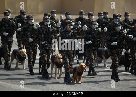 Kathmandu, Nepal. 18. Februar 2023. Nepalesische Soldaten nehmen am 18. Februar 2023 an einer Übung während der Feierlichkeiten zum Armeetag in Kathmandu, Nepal, Teil. Kredit: Sulav Shrestha/Xinhua/Alamy Live News Stockfoto