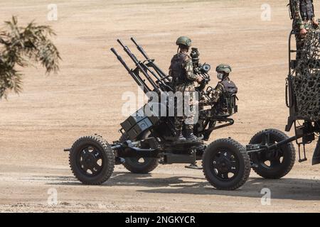 Kathmandu, Nepal. 18. Februar 2023. Eine Flugabwehrwaffe wird während der Feier des Armeetages in Tundikhel in Kathmandu, Nepal, am 18. Februar 2023 gesehen. Kredit: Hari Maharjan/Xinhua/Alamy Live News Stockfoto