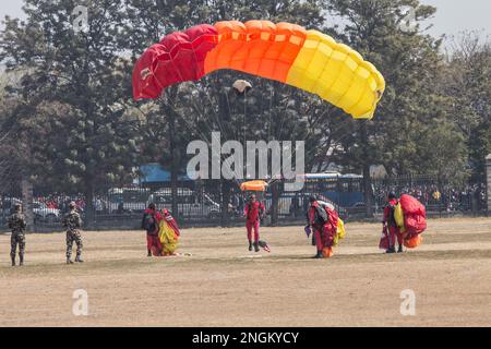 Kathmandu, Nepal. 18. Februar 2023. Ein nepalischer Fallschirmjäger landet am 18. Februar 2023 bei einer Feier zum Militärtag in Tundikhel in Kathmandu, Nepal. Kredit: Hari Maharjan/Xinhua/Alamy Live News Stockfoto