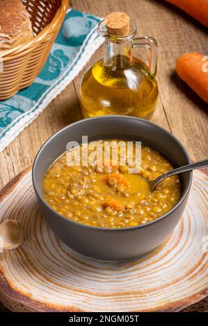 Gefälscht eine traditionelle griechische vegetarische Suppe aus braunen Linsen Stockfoto
