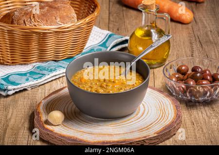 Gefälscht eine traditionelle griechische vegetarische Suppe aus braunen Linsen Stockfoto