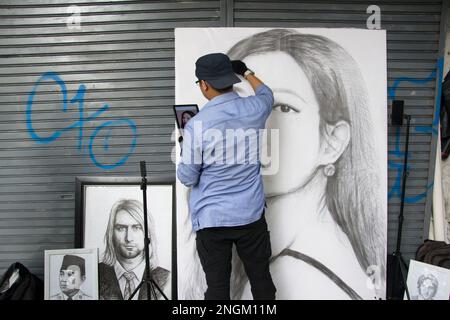 Bandung, Indonesien. 17. Februar 2023. Der indonesische Künstler Azin malte eine öffentliche Figur auf einer Leinwand in Braga Street, Bandung, West Java, Indonesien, Freitag, 17. Februar 2023. (Foto: Dimas Rachmatsyah/INA Photo Agency/Sipa USA) Guthaben: SIPA USA/Alamy Live News Stockfoto