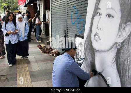 Bandung, Indonesien. 17. Februar 2023. Der indonesische Künstler Azin malte eine öffentliche Figur auf einer Leinwand in Braga Street, Bandung, West Java, Indonesien, Freitag, 17. Februar 2023. (Foto: Dimas Rachmatsyah/INA Photo Agency/Sipa USA) Guthaben: SIPA USA/Alamy Live News Stockfoto