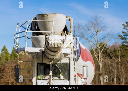 Dieser spezielle Betontransportmischwagen wurde zum Ausgießen von Mischbeton an die Baustelle geliefert Stockfoto