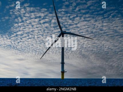 Windturbine bei frühmorgendlichem Winterlicht Stockfoto