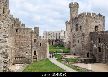 CAERNARFON, GROSSBRITANNIEN - 14. SEPTEMBER 2014: Caernarfon Castle in Wales ist ein hervorragendes Beispiel für die militärische Architektur. Stockfoto